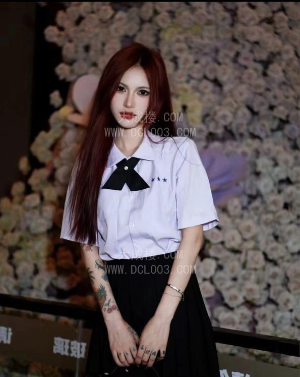 高挑纹身女菜菜