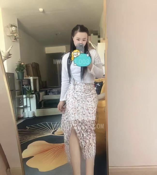 20岁微胖嫩妹