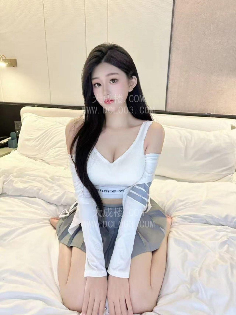 天河JK嫩妹子皮肤白三点粉长相清纯