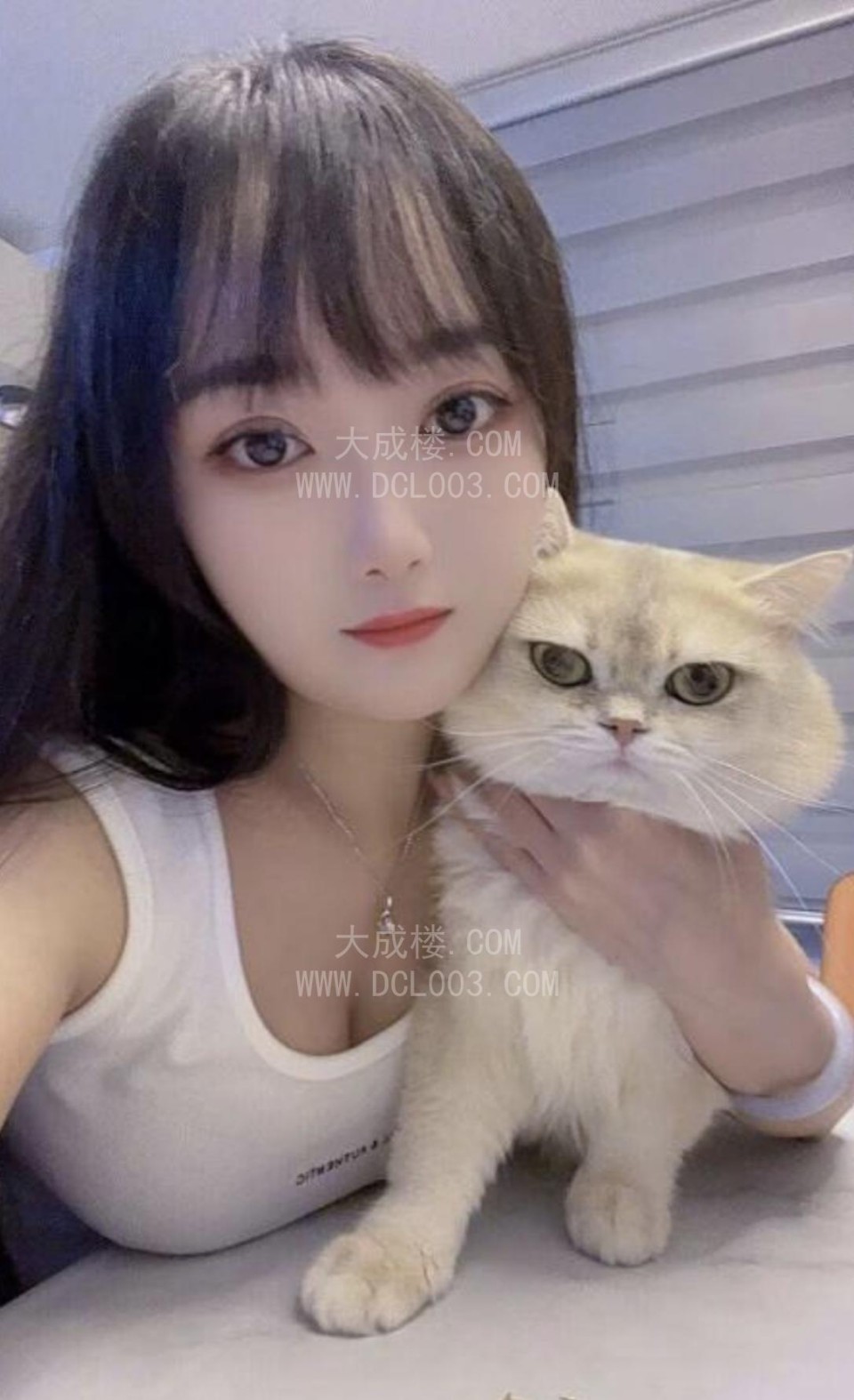 后湖大胸小姐姐