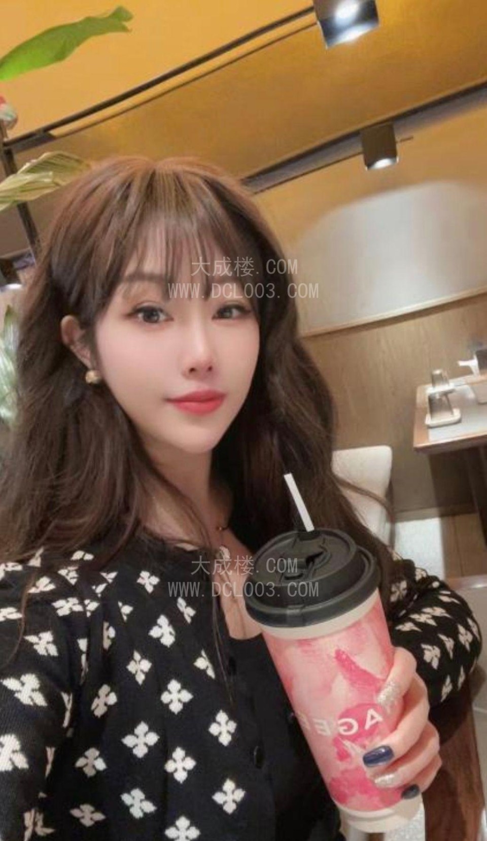 网红脸颜值妹子